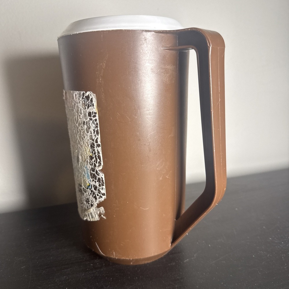 Vintage Brown W/ White Lid Rubbermaid 2.25 Quarts Pitcher - Picture 2 of 14